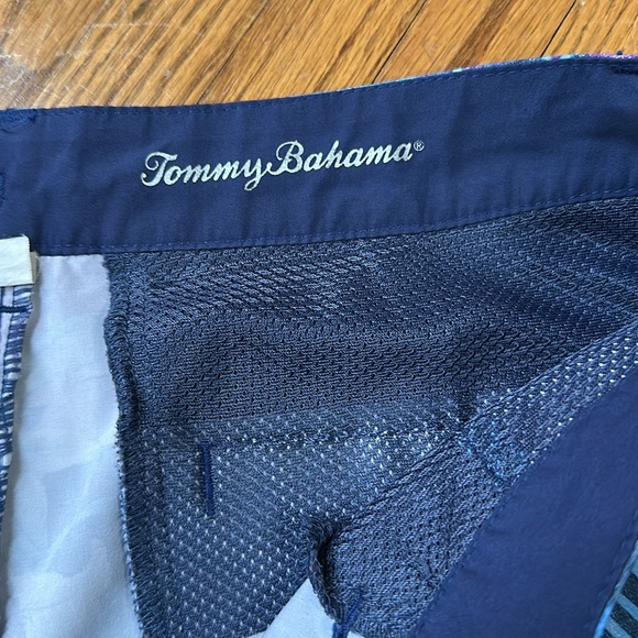 Tommy Bahama shorts! Size 32 - Picture 4 of 7